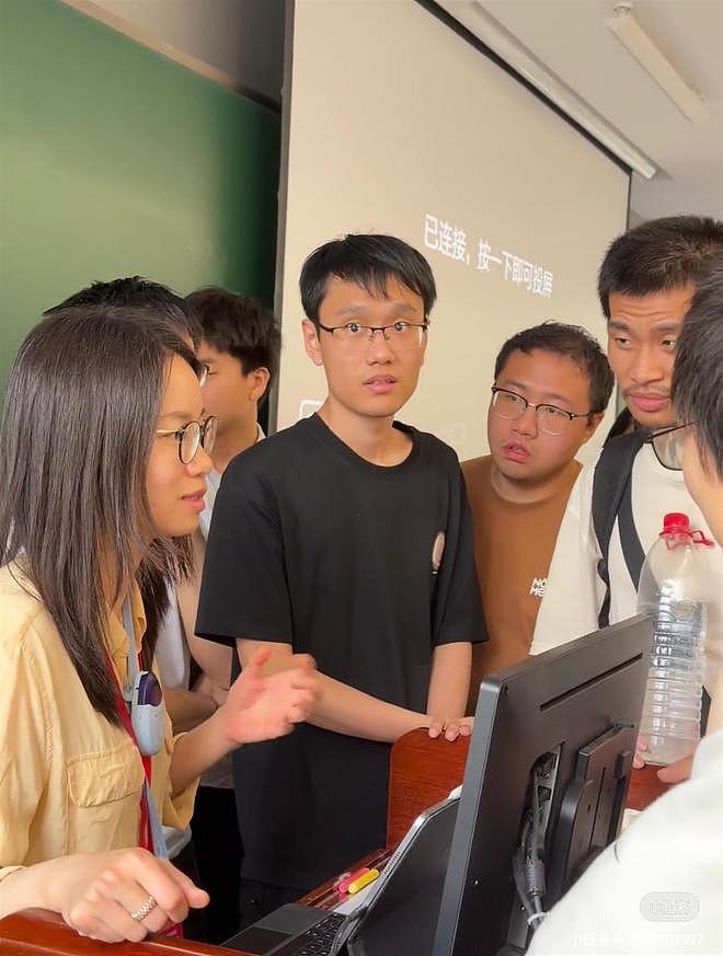 韦东奕又去听王虹教授讲座了,连续三天坐第一排听讲,还有学生为王虹献花(组图) - 1