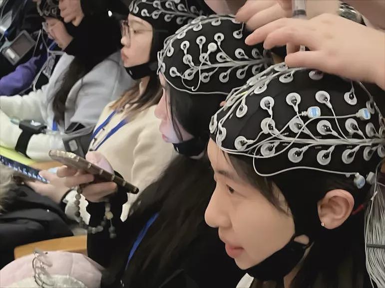 清华惊现神秘高科技组织，为啥学生都戴神奇发帽？（组图） - 3