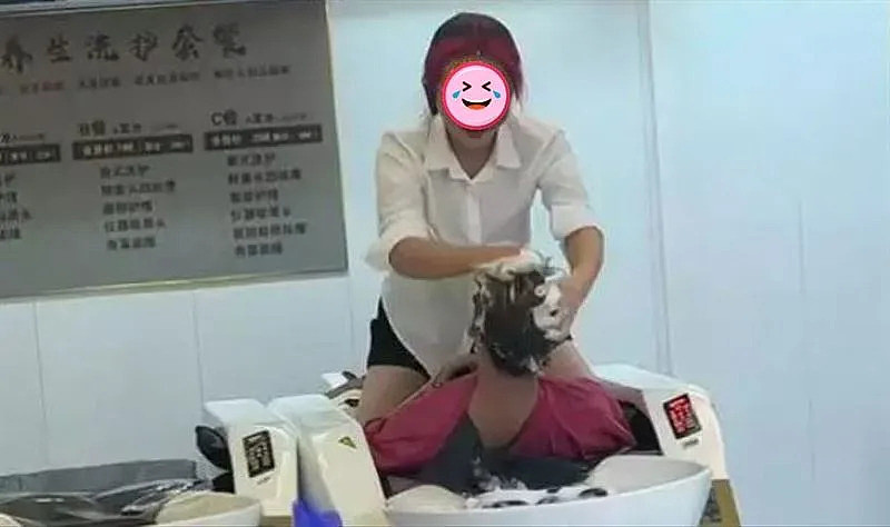 “跪坐”客人身上!发廊洗头影片爆红!网友炸锅:是发廊还是夜店(组图) - 1