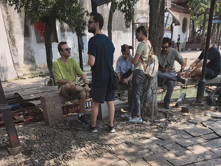 家乡突遭战火，伊朗来华游客在旅游大巴上哭泣：就算打仗也要回去，家人还在...（视频/组图） - 1