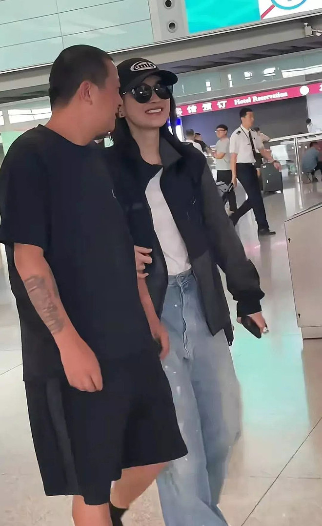 梅婷和老公机场手拉手笑得甜蜜，曾剑60岁发量感人（组图） - 6
