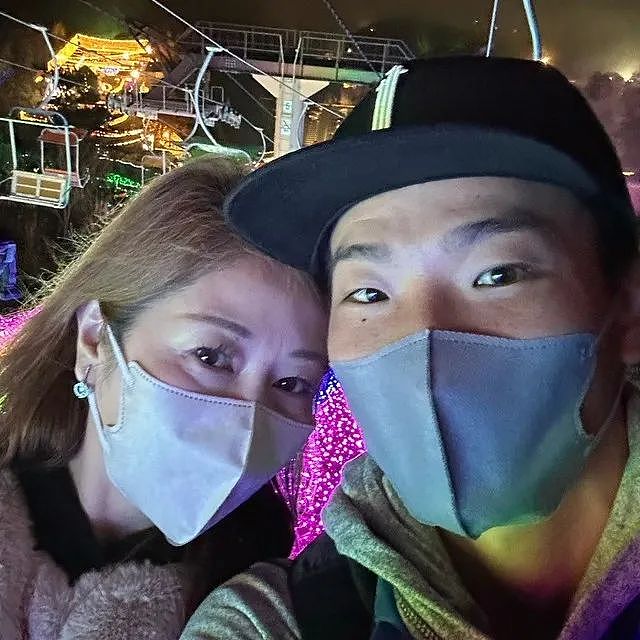 日本31岁小伙恋上小学同学53岁的妈！30天疯狂追求还大哭下跪求婚，网友都看傻了（组图） - 4