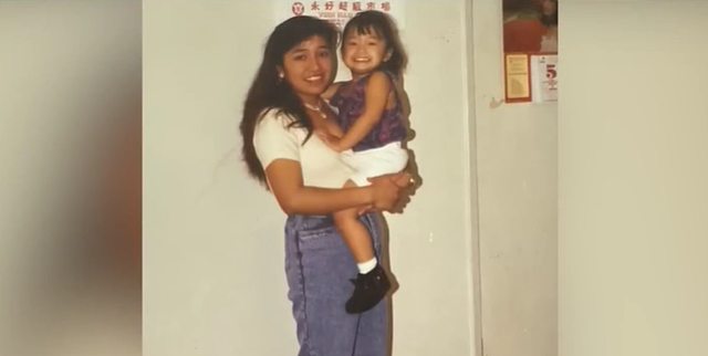 做衣厂养活全家！妈妈在美36年没身份，华裔女儿哭着亲手将她送回国（组图） - 1