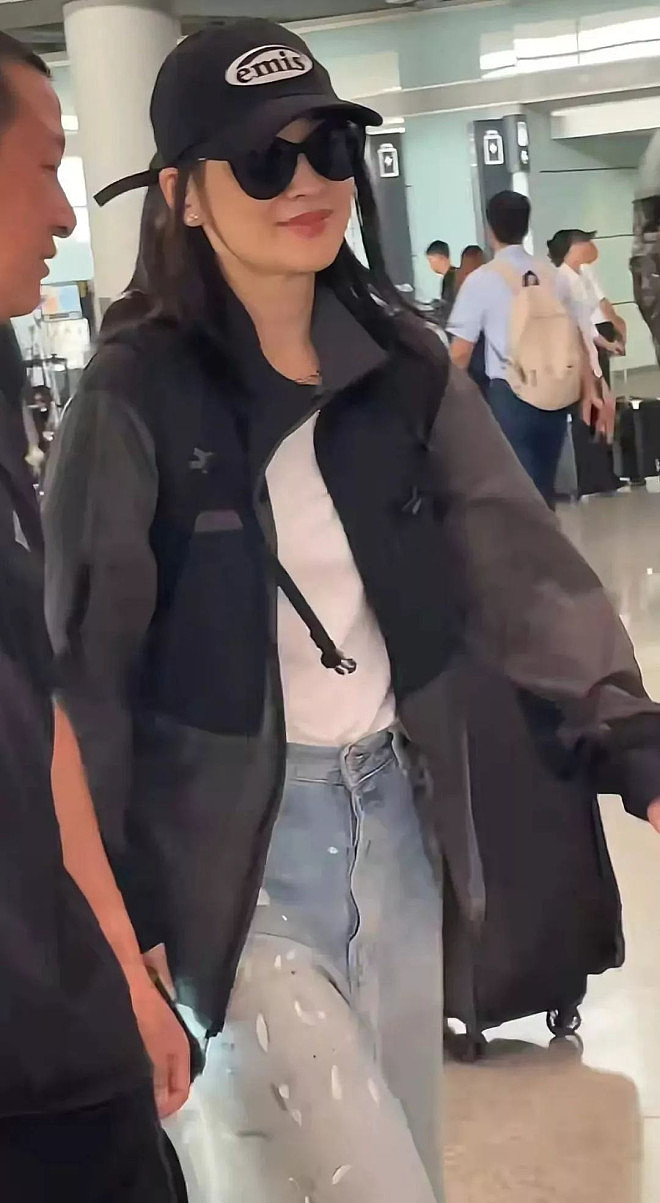 梅婷和老公机场手拉手笑得甜蜜，曾剑60岁发量感人（组图） - 2