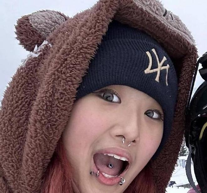 梧桐妹20岁生日晒美背，戴鼻环唇钉很狂野，不学妈妈贾静雯玉女风（组图） - 2
