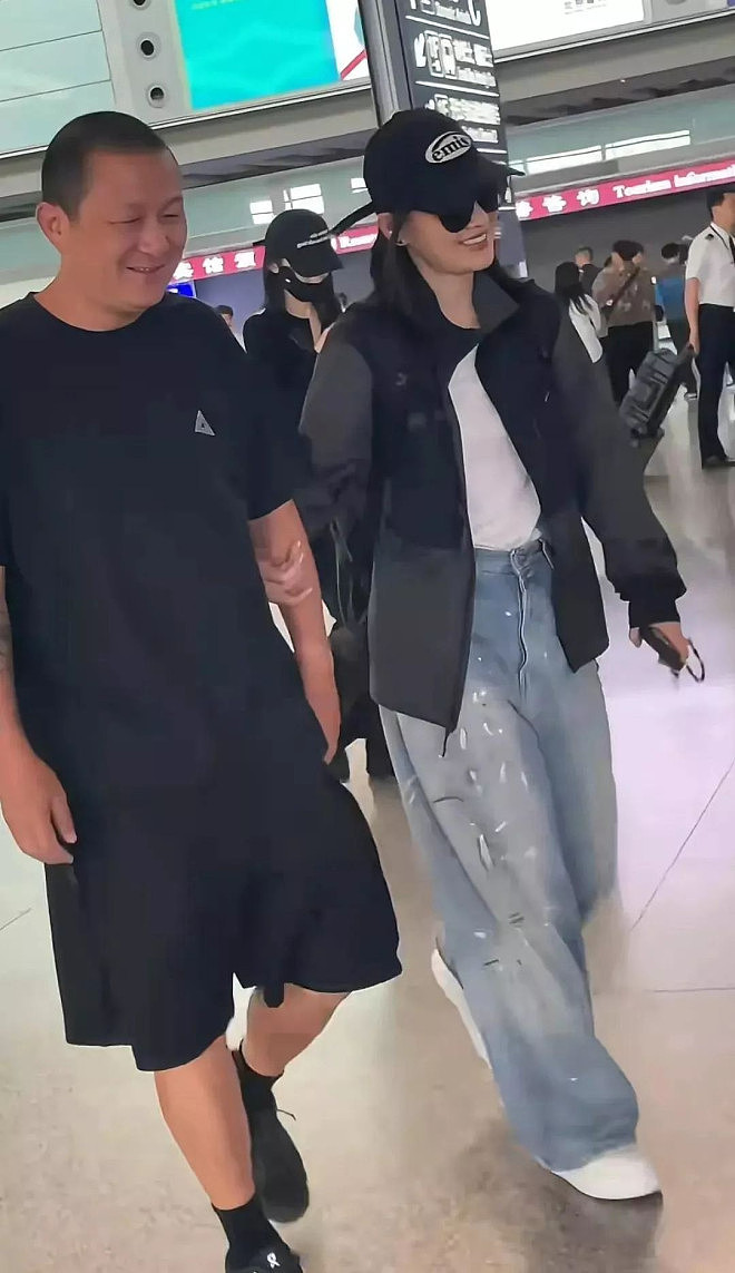 梅婷和老公机场手拉手笑得甜蜜，曾剑60岁发量感人（组图） - 4