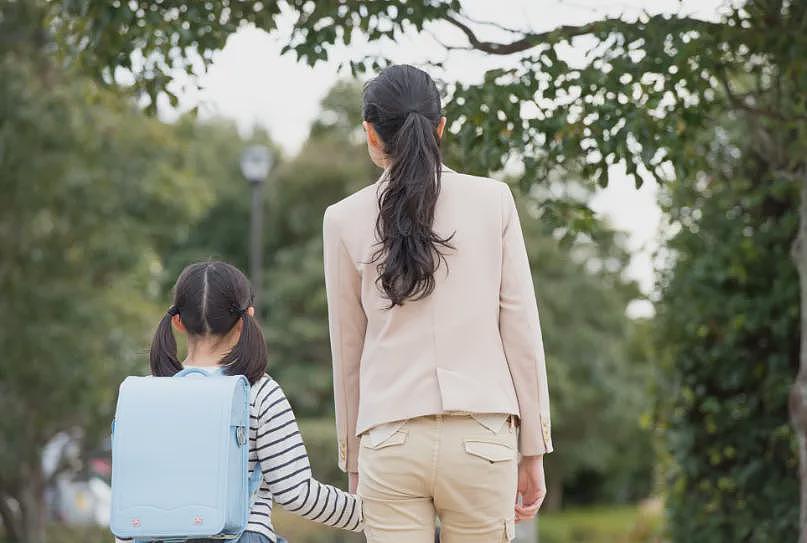 日本40岁单身妈妈为给牛郎冲业绩,花光孩子存款又负债500万,反手把牛郎告上了法庭!(组图) - 4