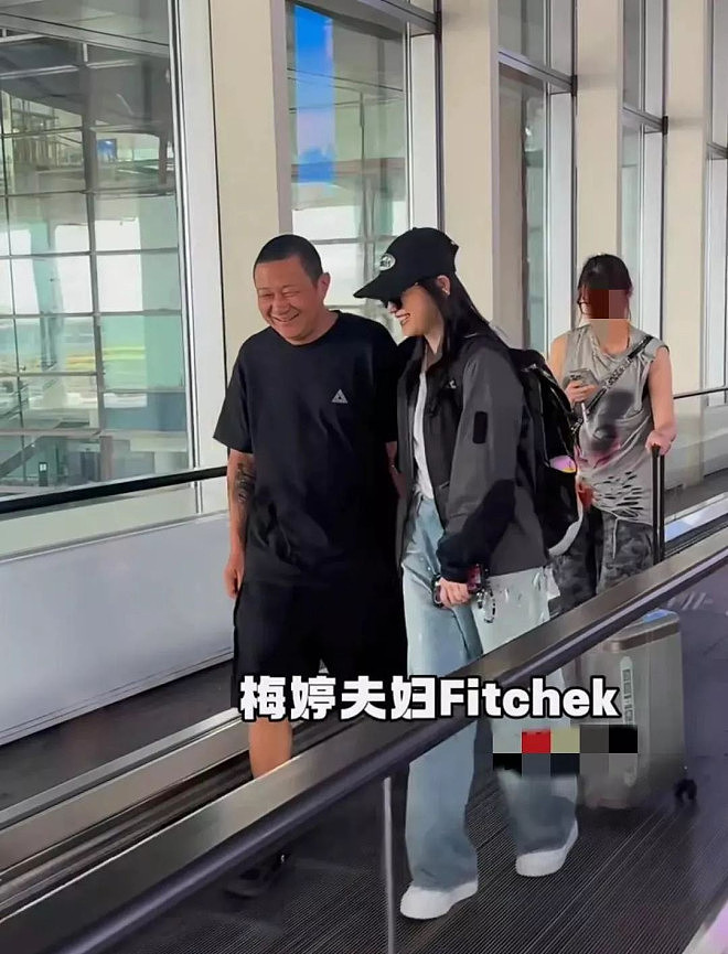 梅婷和老公机场手拉手笑得甜蜜，曾剑60岁发量感人（组图） - 5