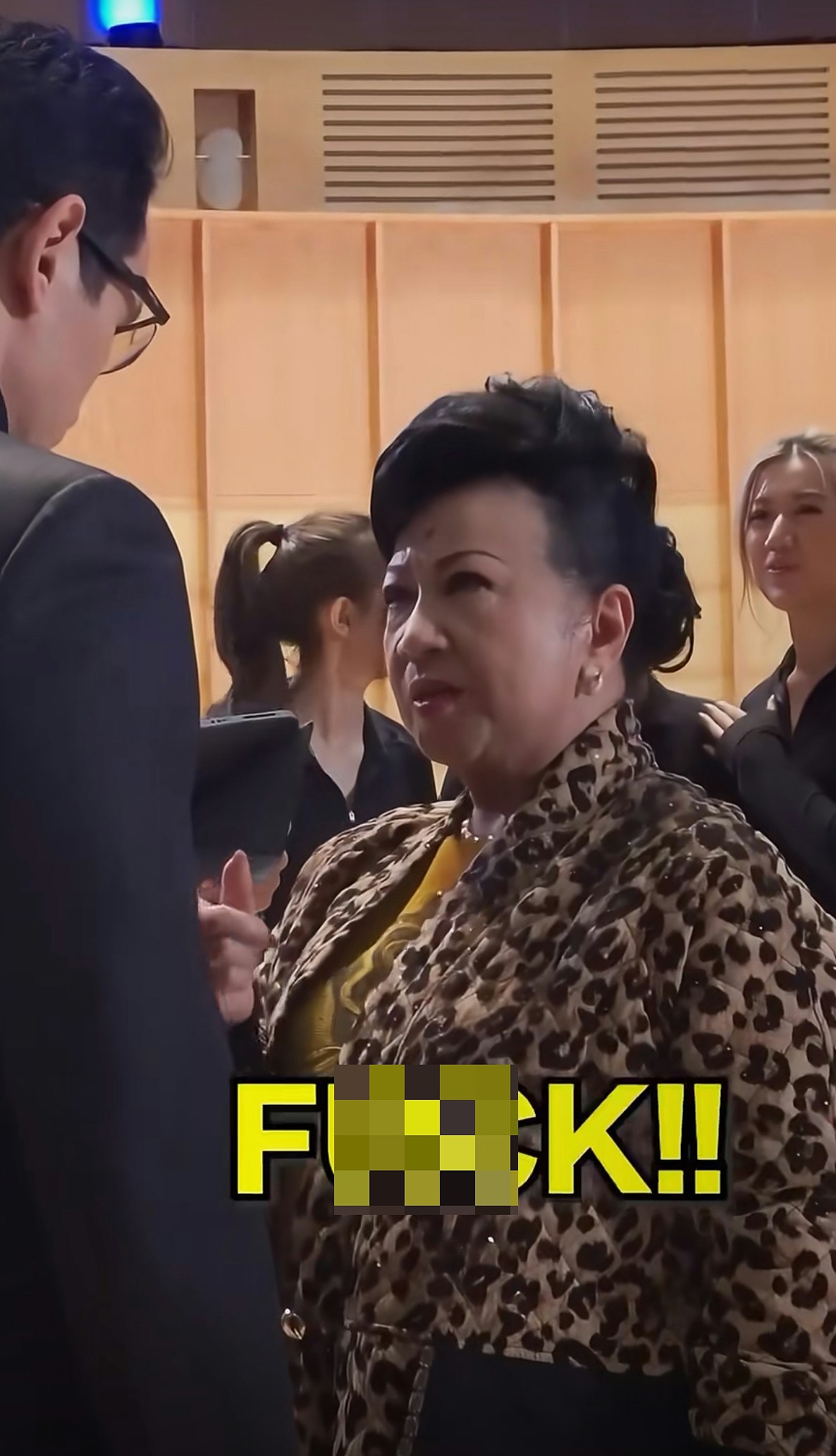娱圈两亿富婆罕片场英文闹人“死X开”，离婚后语小17岁男友恋爱（组图） - 8
