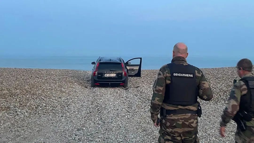 英吉利海峡成公交站了！偷渡客升级“滴滴打船”，英法警方摇头：这咋抓？（组图） - 3
