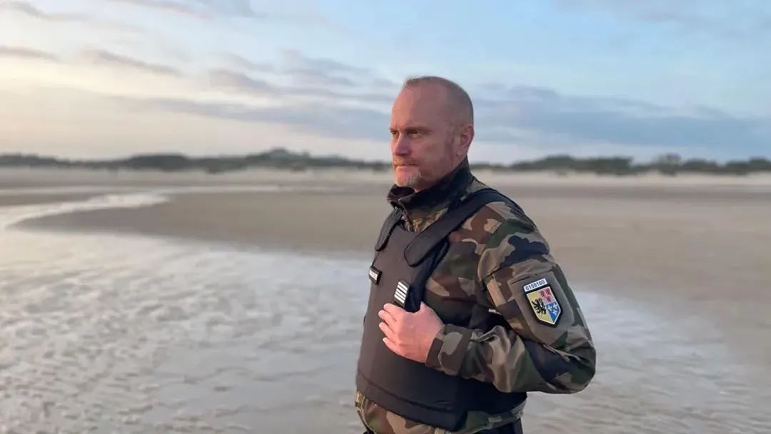 英吉利海峡成公交站了！偷渡客升级“滴滴打船”，英法警方摇头：这咋抓？（组图） - 2