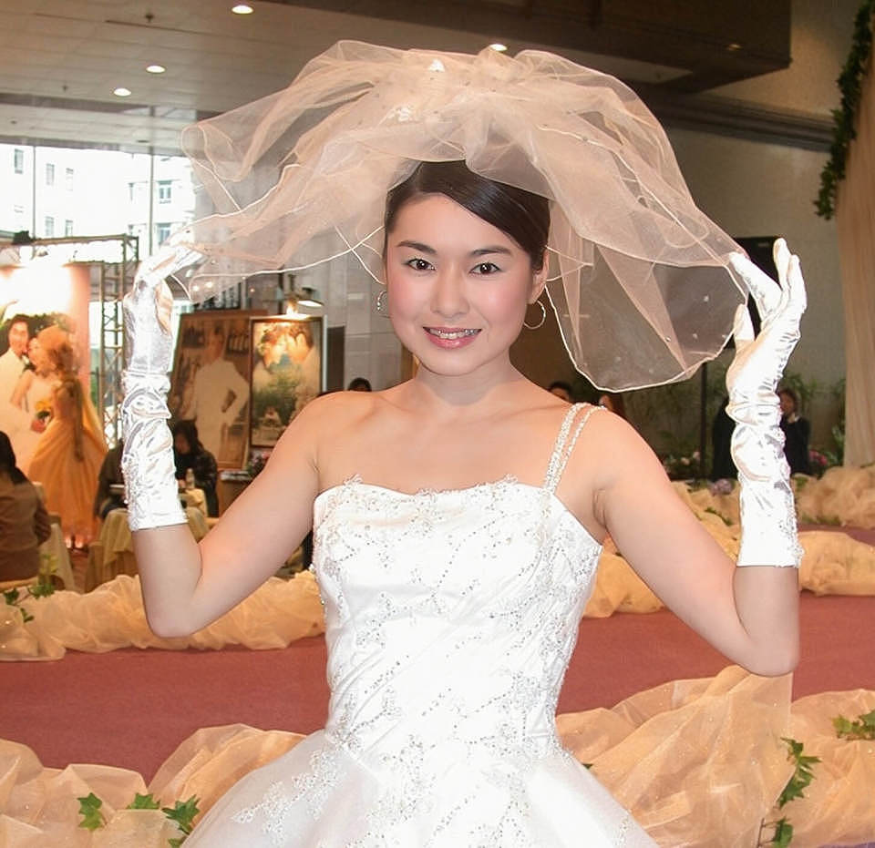 香港知名女星自曝遭非礼,被年轻演员摸胸,八年没谈恋爱至今未婚(组图) - 3