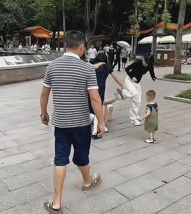 重庆3女子围殴女孩，撕扯衣服踹头扇脸，打人者正脸曝光身份被扒（视频/组图） - 9