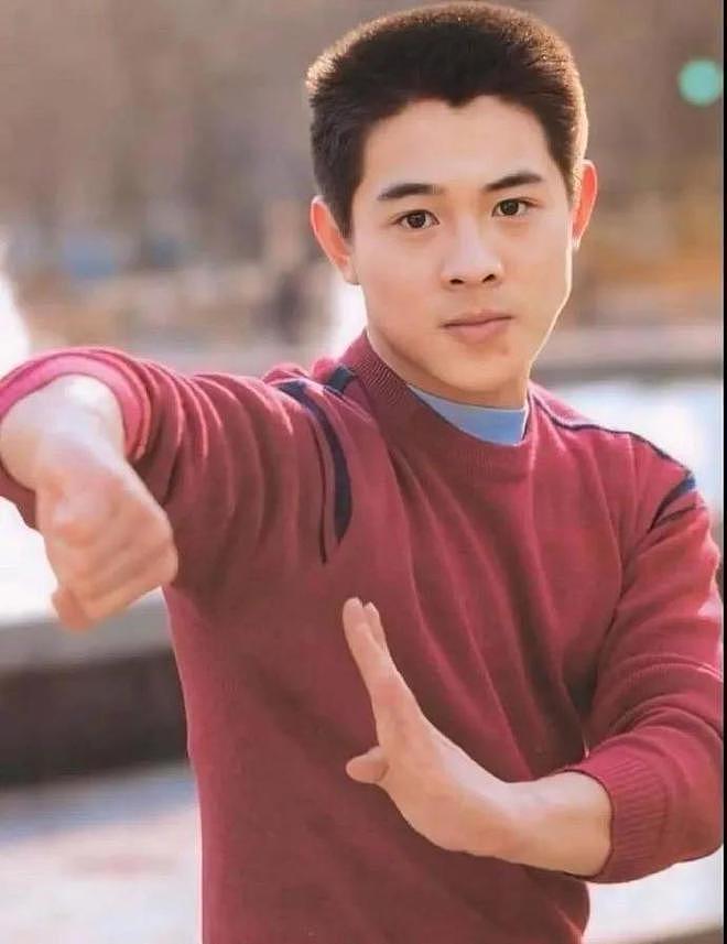 62岁李连杰自曝患有自闭症，为做慈善求姚明帮忙，叹：我是真孙子（组图） - 19