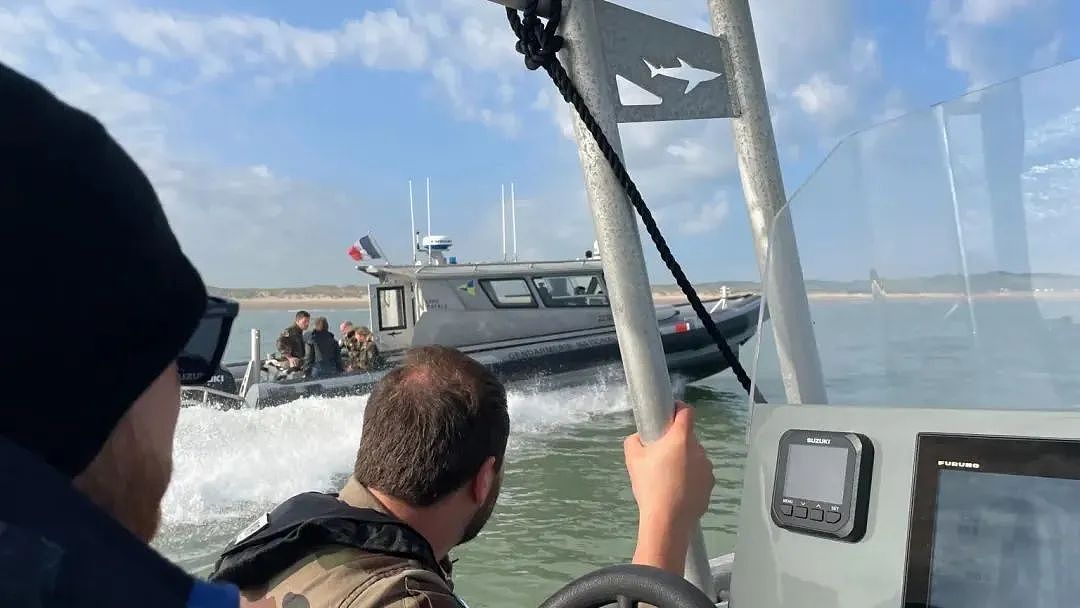 英吉利海峡成公交站了！偷渡客升级“滴滴打船”，英法警方摇头：这咋抓？（组图） - 6