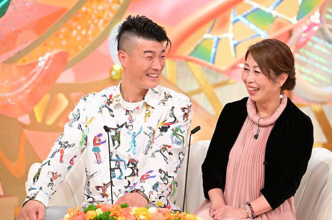 31岁小伙恋上小学同学53岁的妈！30天疯狂追求还大哭下跪求婚，网友都看傻了（组图） - 7