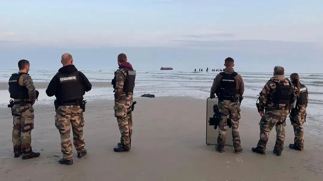 英吉利海峡成公交站了！偷渡客升级“滴滴打船”，英法警方摇头：这咋抓？（组图） - 1