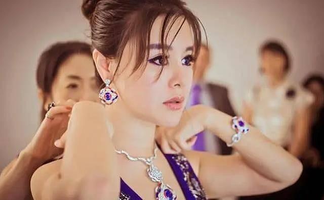 “捞金女王”真栽了！隐匿收入47亿，偷税1.4亿，54岁还能翻身吗（组图） - 1