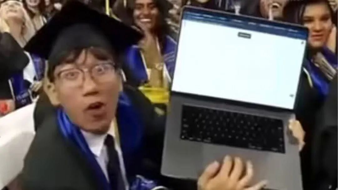 毕业礼上,华裔小哥举着笔记本电脑出现在大屏的那一刻,网友瞬间破防了(组图) - 1