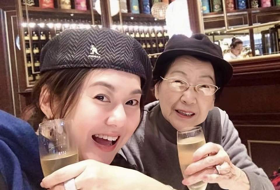 香港知名女星自曝遭非礼,被年轻演员摸胸,八年没谈恋爱至今未婚(组图) - 10