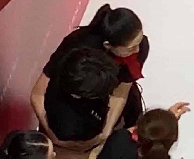 陈哲远线下被柜姐搂抱,柜姐道歉称自己是粉丝,粉丝:你说谎(组图) - 4