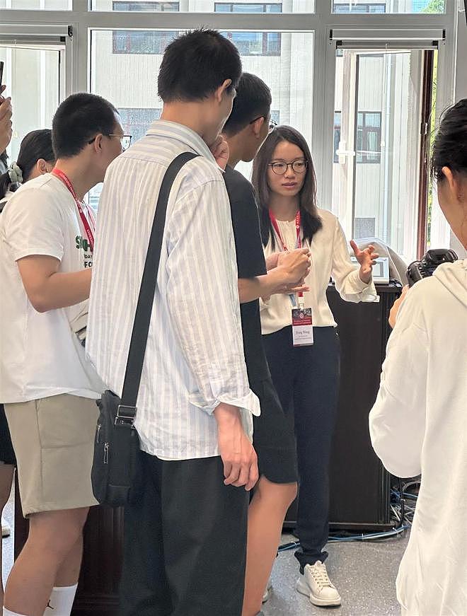 34岁数学教授王虹受热捧，老家村民：她从小就很聪明，家里出了好几个老师（组图） - 4