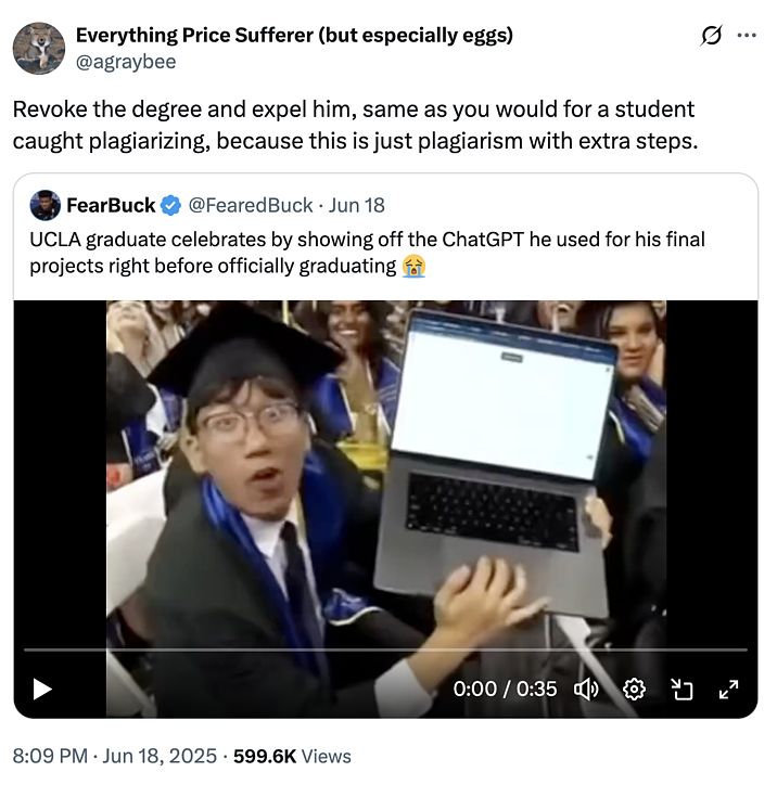 毕业礼上,华裔小哥举着笔记本电脑出现在大屏的那一刻,网友瞬间破防了(组图) - 6