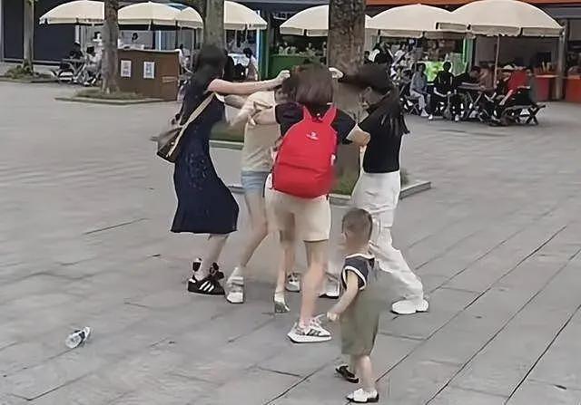 重庆3女子围殴女孩，撕扯衣服踹头扇脸，打人者正脸曝光身份被扒（视频/组图） - 6