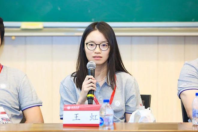 34岁数学教授王虹受热捧，老家村民：她从小就很聪明，家里出了好几个老师（组图） - 6