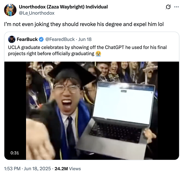 毕业礼上,华裔小哥举着笔记本电脑出现在大屏的那一刻,网友瞬间破防了(组图) - 4