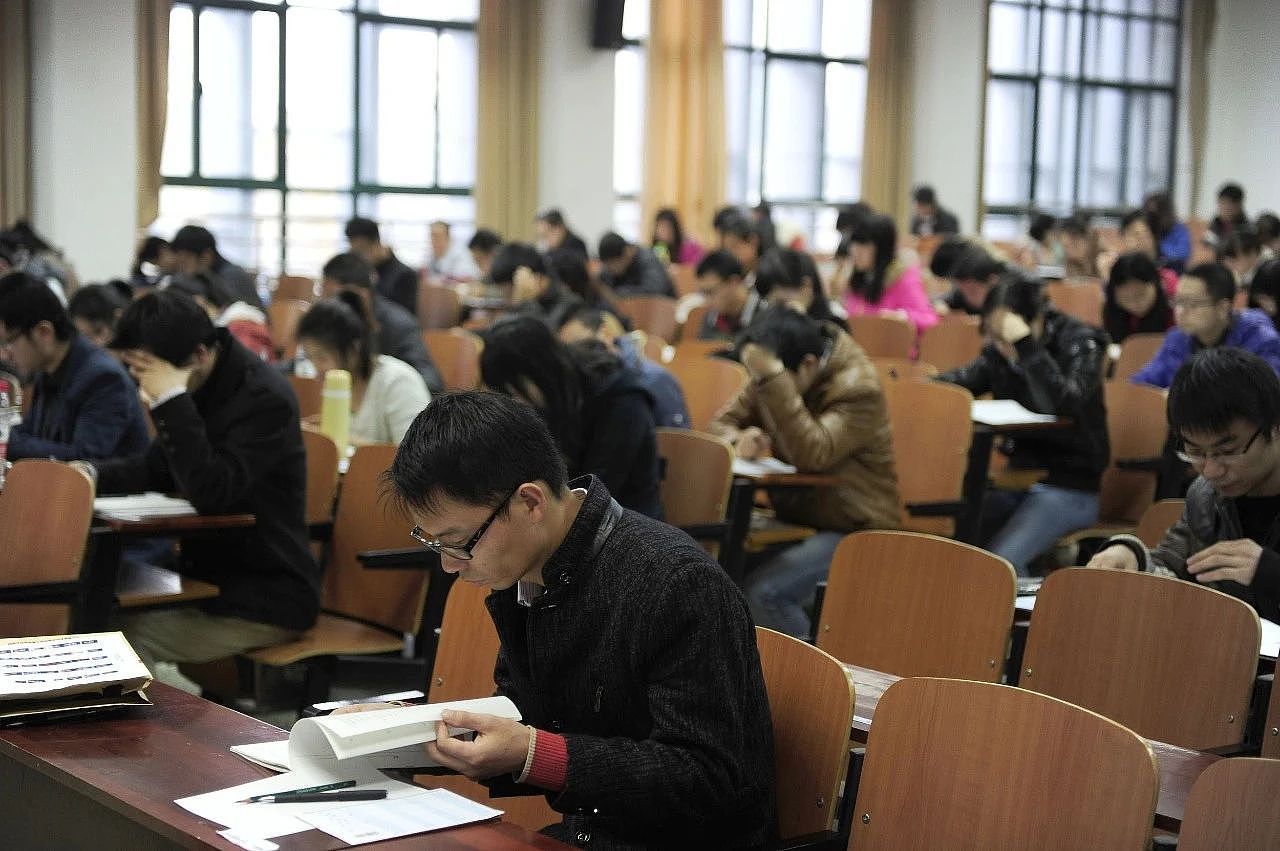 中国年轻人不考研,去考公了(组图) - 3