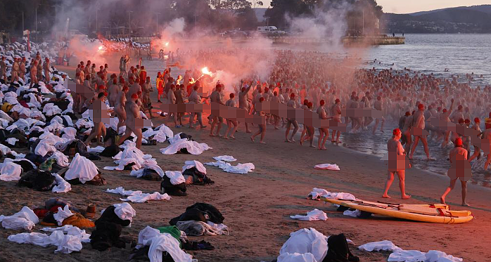 澳洲海滩3000人裸体!上演狂野场面!数千男女集体脱光!只为……(组图) - 2