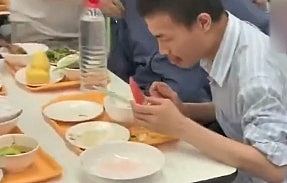 北大“韦神”就餐遭“贴脸拍摄”、“围堵跟拍”!网信办出手整治(组图) - 2