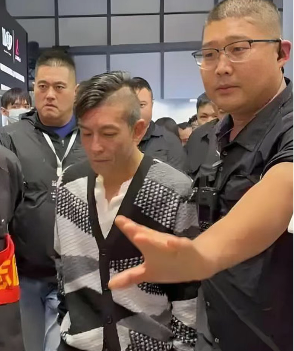 陈冠希头等舱内发飙！ 怒斥机组： 凭什么日本人先下飞机？ 我会让你丢工作（组图） - 5