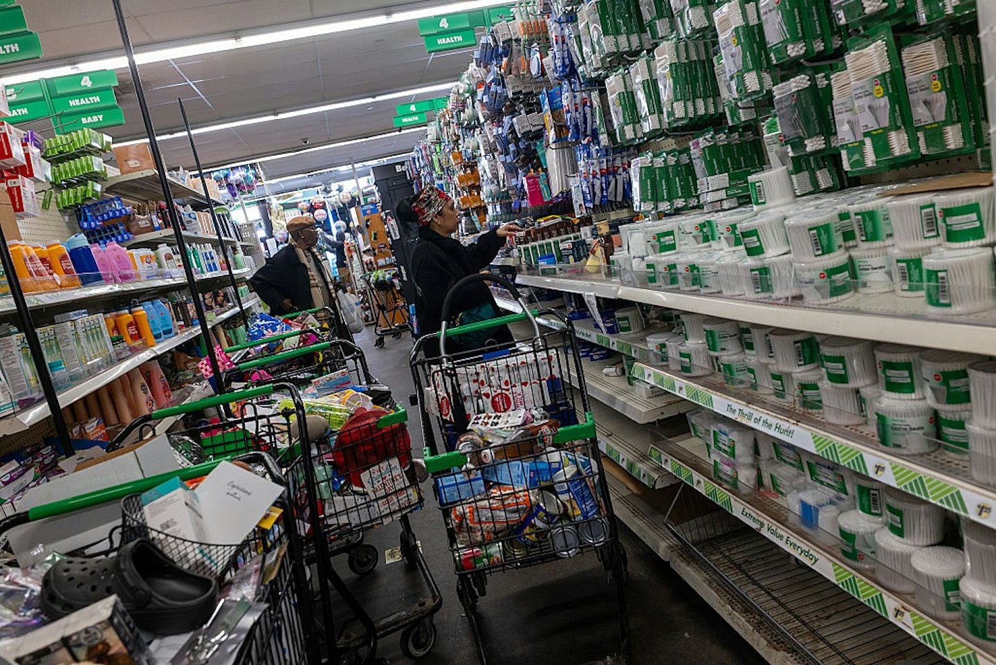 美国有钱人也逛“一元店”！关税焦虑下中产消费降级（组图） - 1