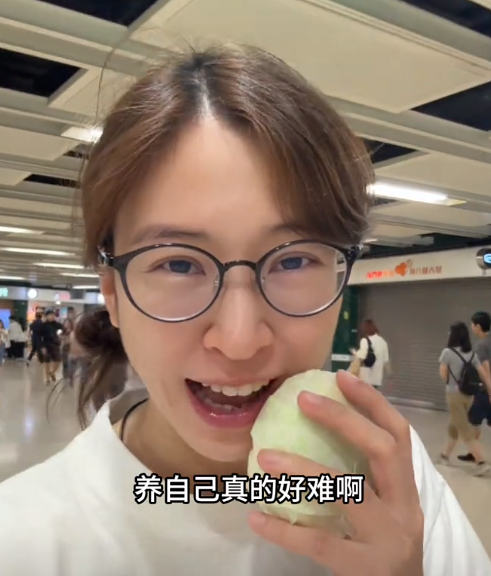 网上唯一不招人烦的“卖惨”,是这娱乐圈女神退圈摆摊(组图) - 4