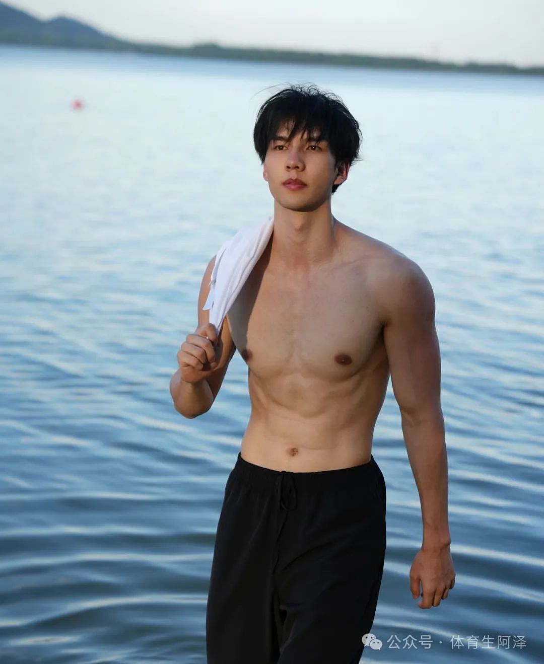 【帅哥】海边冲浪少年，薄肌身材顶级颜值，男粉们集体疯狂...（组图） - 7