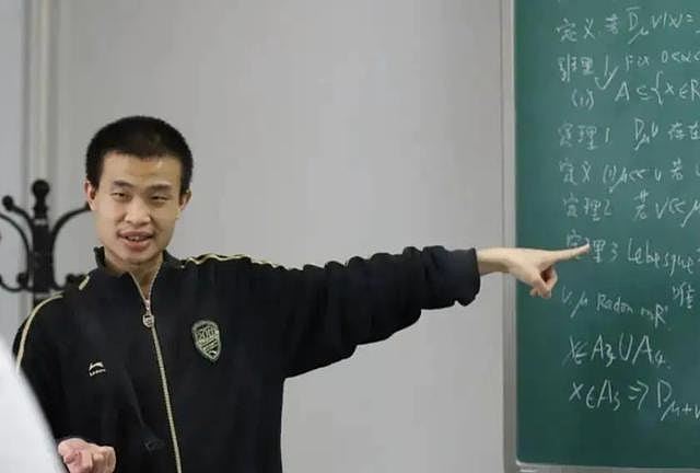 北大“韦神”就餐遭“贴脸拍摄”、“围堵跟拍”!网信办出手整治(组图) - 6