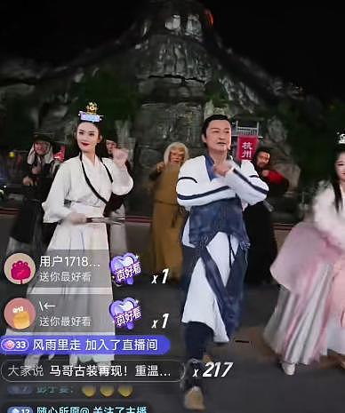 63岁马景涛直播时晕倒，后脑着地，现场慌做一团紧急关播（视频/组图） - 1