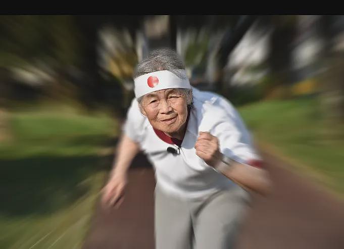被几百万00后用作头像的“最强表情包老奶”去世!她这一生,太硬核了……(组图) - 37