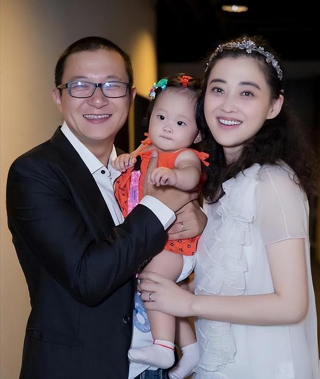 朱丹重男轻女引争议：娱乐圈那些拎不清的女星，偏见还是情商低？（组图） - 42
