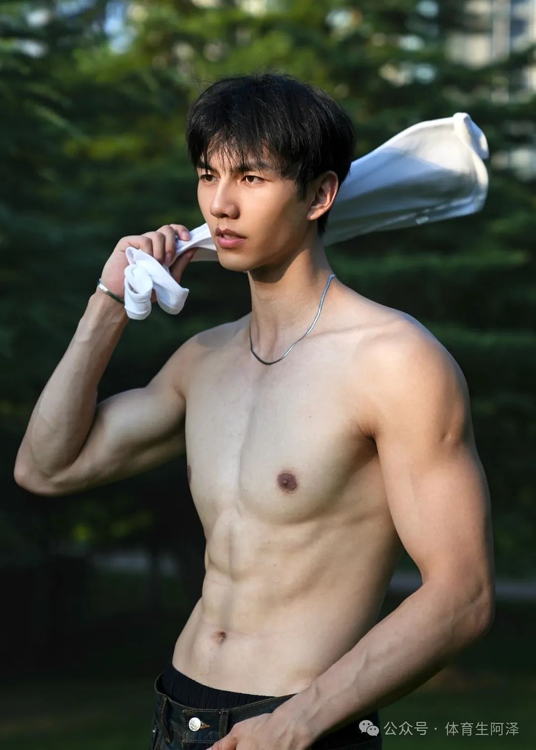 【帅哥】海边冲浪少年，薄肌身材顶级颜值，男粉们集体疯狂...（组图） - 4