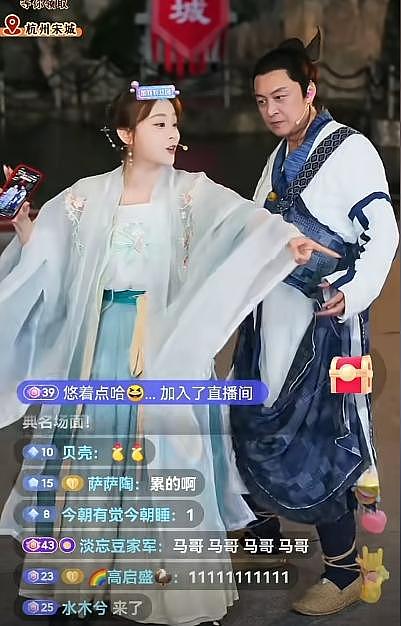 63岁马景涛直播时晕倒，后脑着地，现场慌做一团紧急关播（视频/组图） - 6