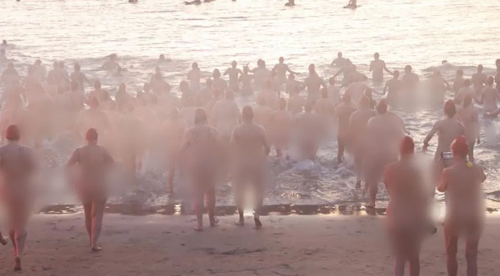 澳洲海滩3000人裸体!上演狂野场面!数千男女集体脱光!只为……(组图) - 4