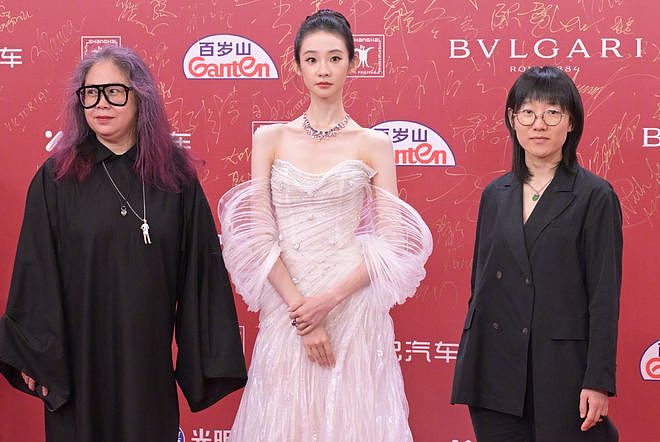 众星上影节闭幕式红毯：林允大秀好身材，于适未受那尔那茜影响（组图） - 2