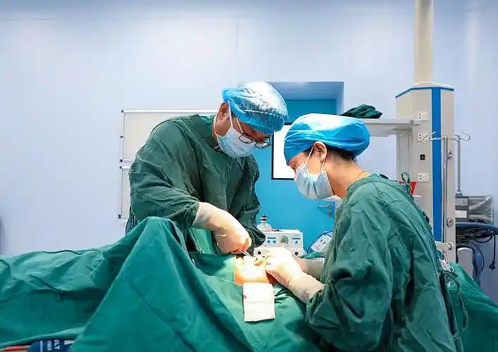 孩子突发重病,医生帮忙转院抢救及时!江西家长因2.8万路费转手控告医院引发热议!评论区炸锅(视频/组图) - 27