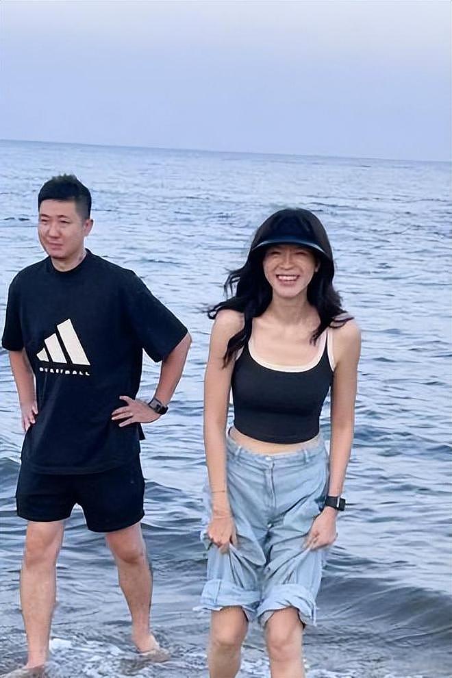 46岁李艾现身机场,身后老公身材高大像保镖,46岁嫩得像26岁(组图) - 5