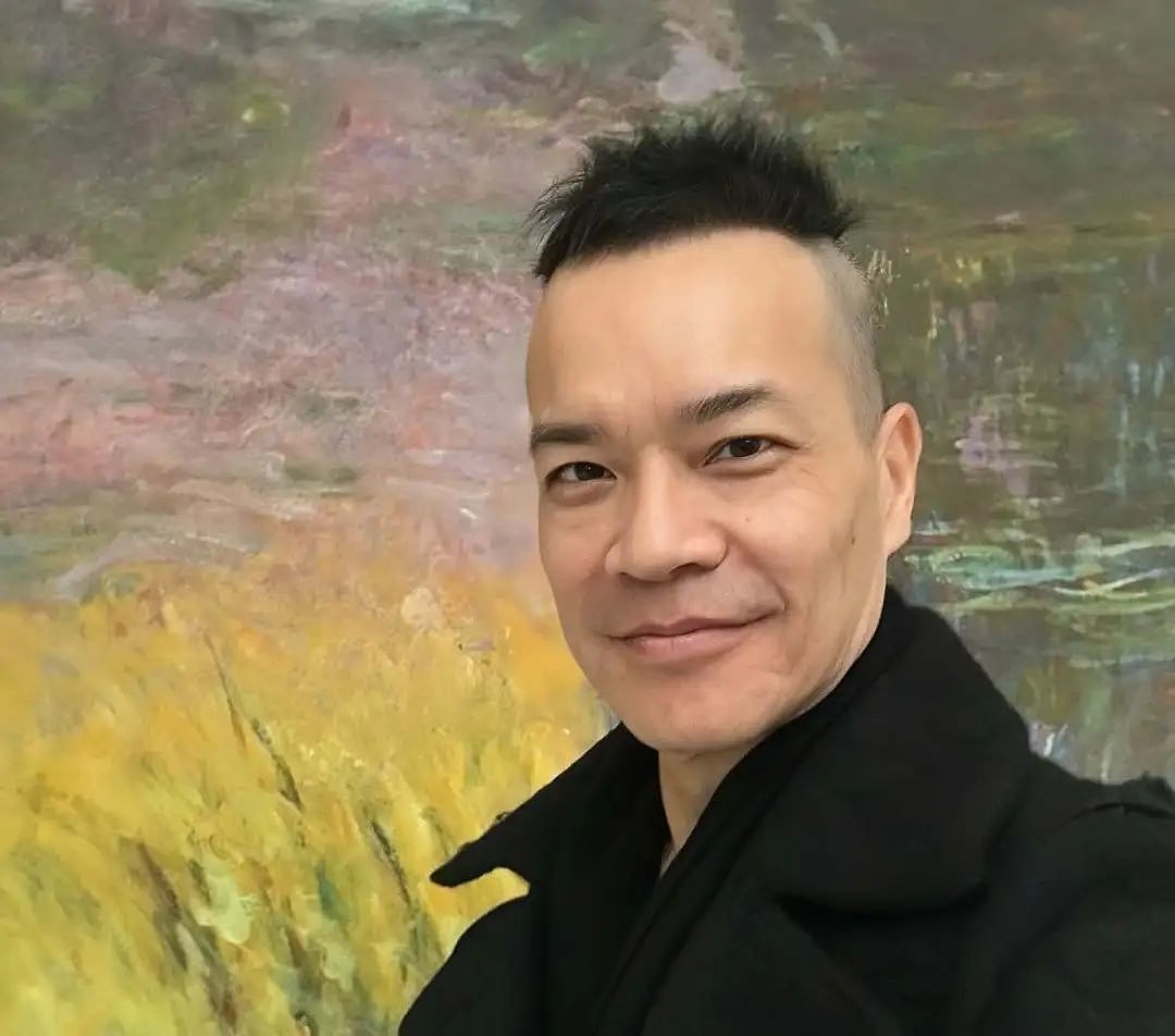 “香港四大癫王”之一曾患狂躁症，自曝被五花大绑，两度确诊癌症剃度出家（组图） - 1