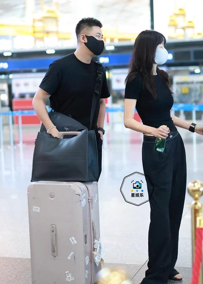 46岁李艾现身机场,身后老公身材高大像保镖,46岁嫩得像26岁(组图) - 3