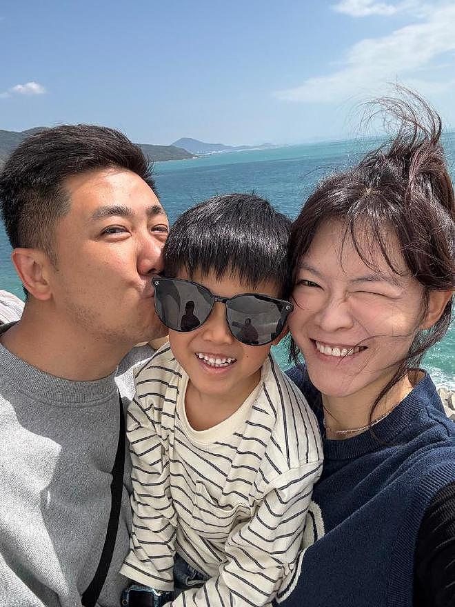 46岁李艾现身机场,身后老公身材高大像保镖,46岁嫩得像26岁(组图) - 8